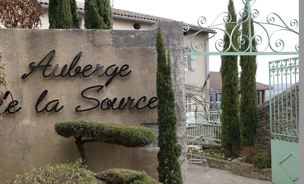 La municipalité de Tupin-et-Semons rachète « l’Auberge de la Source » pour en faire un « Point multi-services » assorti d’un bistrot-auberge de terroir…