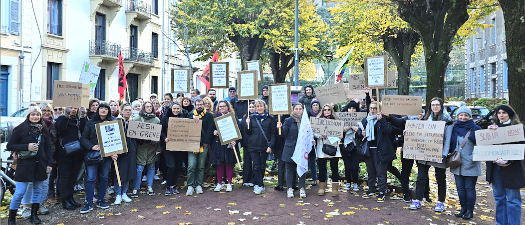 Ils accompagnent les élèves en situation de handicap : en grève,  les AESH manifestent devant la sous-préfecture à Vienne