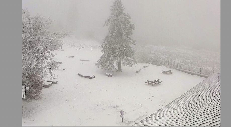 De 7 à 10 cm de neige tombés cette nuit sur le massif du Pilat : pas encore suffisant pour rouvrir l’espace nordique, mais…