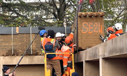 Les blocs de pisé des futurs Ateliers de la Danse à Lyon, plus grand bâtiment de ce type en Europe, sont  préfabriqués à Vienne
