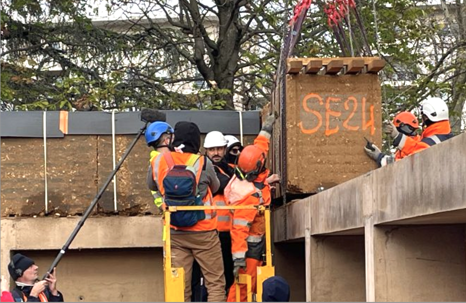 Les blocs de pisé des futurs Ateliers de la Danse à Lyon, plus grand bâtiment de ce type en Europe, sont  préfabriqués à Vienne