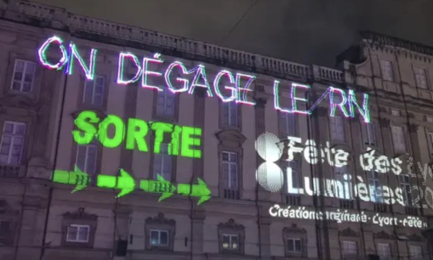 Slogans anti-RN et anti-police mélangés aux illuminations sur les façades lors la Fête des Lumières à Lyon