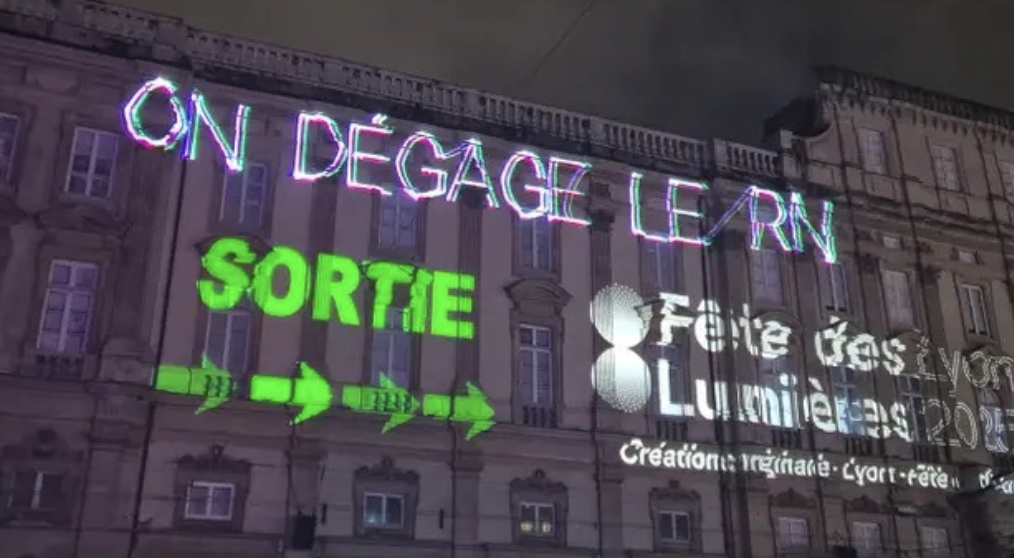 Slogans anti-RN et anti-police mélangés aux illuminations sur les façades lors la Fête des Lumières à Lyon
