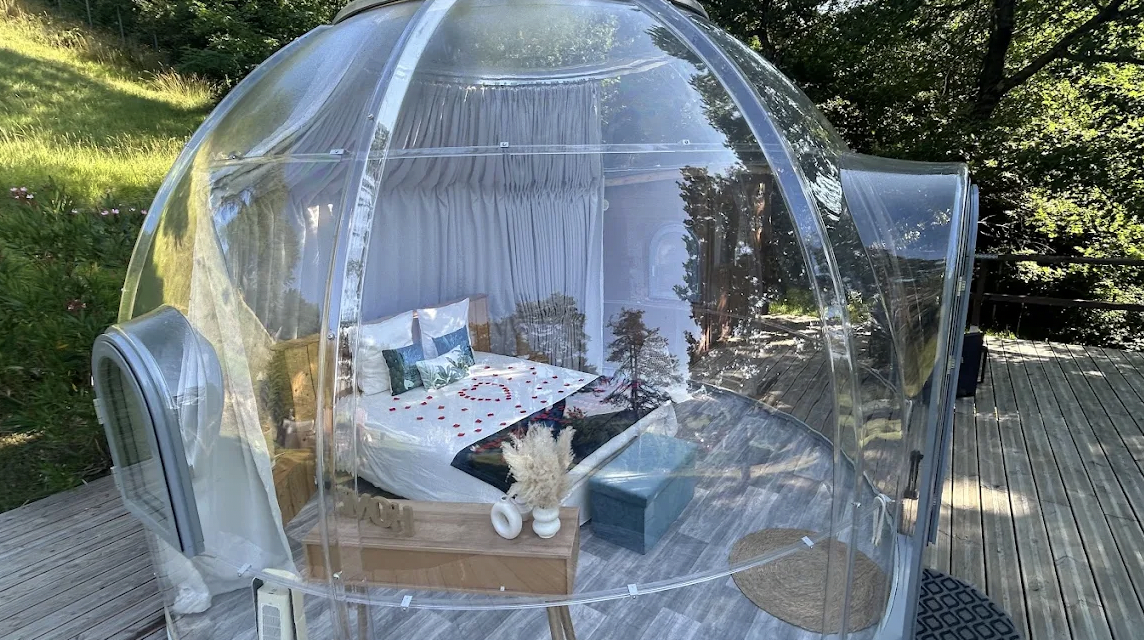 Près de Vienne, à Oytier-Saint-Oblas, l’étonnant « Dodo Lodge »  et ses « Chambres  Bulles » qui permettent de dormir sous les étoiles…