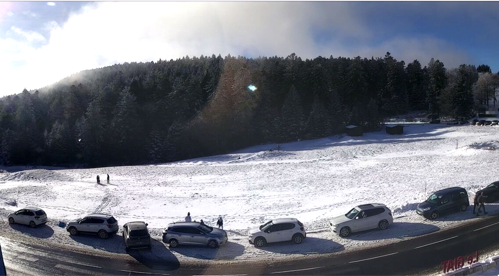 10 à 12 cm de neige ce dimanche sur le Pilat : ouverture de l’Espace nordique du Bessat, malgré un faible enneigement