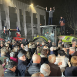 Les agriculteurs en colère, les « Agris de l’A7 », s’invitent à la cérémonie des vœux de l’Agglo  aux élus municipaux au Manège à Vienne
