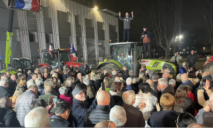 Les agriculteurs en colère, les « Agris de l’A7 », s’invitent à la cérémonie des vœux de l’Agglo  aux élus municipaux au Manège à Vienne