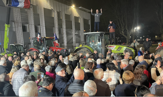 Les agriculteurs en colère, les « Agris de l’A7 », s’invitent à la cérémonie des vœux de l’Agglo  aux élus municipaux au Manège à Vienne