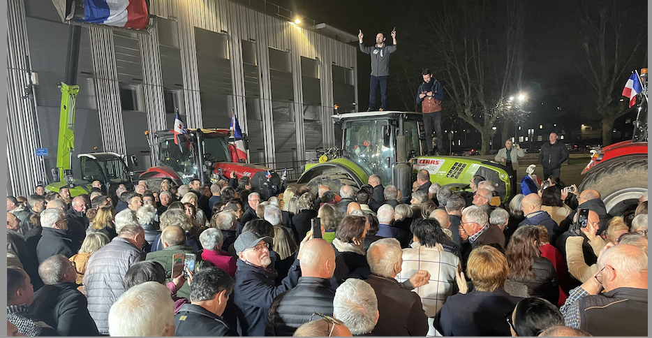 Les agriculteurs en colère, les « Agris de l’A7 », s’invitent à la cérémonie des vœux de l’Agglo  aux élus municipaux au Manège à Vienne
