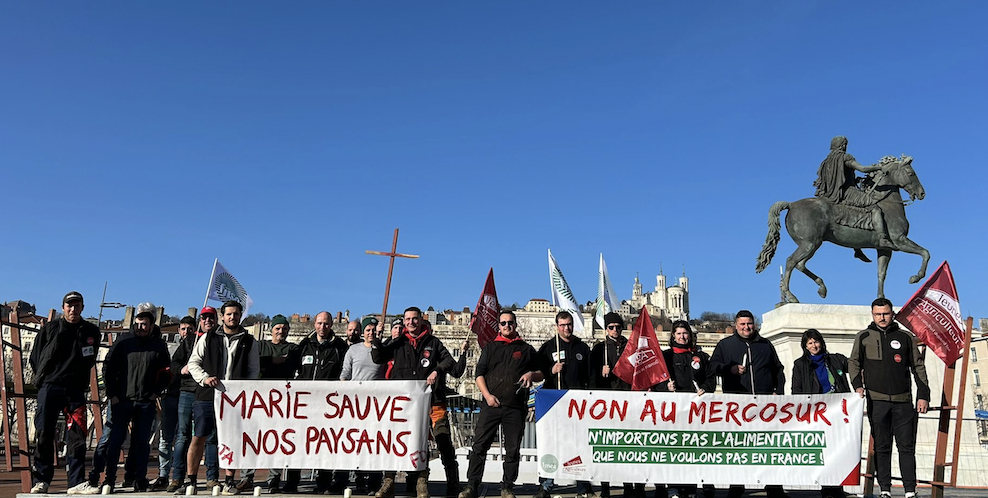 Après le blocage de la M7, les agriculteurs en colère  ont bloqué aujourd’hui plusieurs secteurs à Lyon : la préfecture, l’Anses, la Dreal…
