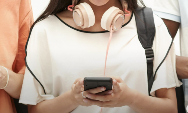 La Région Auvergne-Rhône-Alpes lance  l’expérimentation de l’interdiction totale des téléphones portables dans les lycées… dès le 2e trimestre 2026