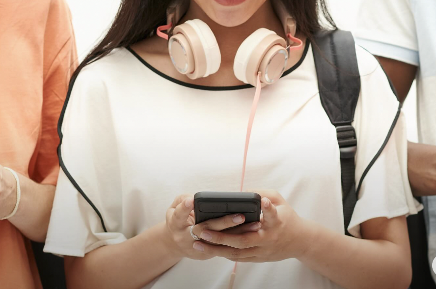 La Région Auvergne-Rhône-Alpes lance  l’expérimentation de l’interdiction totale des téléphones portables dans les lycées… dès le 2e trimestre 2026