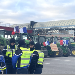 Les agriculteurs en colère ont bloqué (partiellement) le péage de l’A7 à  Reventin-Vaugris pendant 10 heures ce lundi ; et c’est parti pour… 4 jours sur la M7