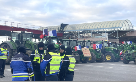 Les agriculteurs en colère ont bloqué (partiellement) le péage de l’A7 à  Reventin-Vaugris pendant 10 heures ce lundi ; et c’est parti pour… 4 jours sur la M7