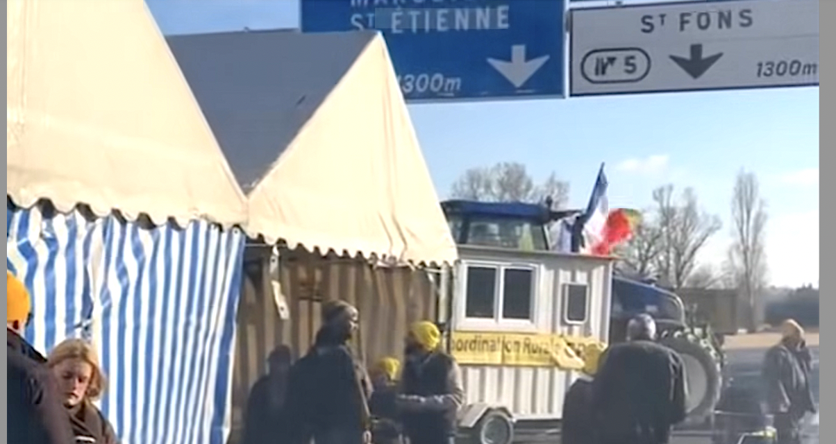 L’entrée Sud de Lyon paralysée : les agriculteurs de la Coordination Rurale campent sur la M7  et comptent bien « durer… »
