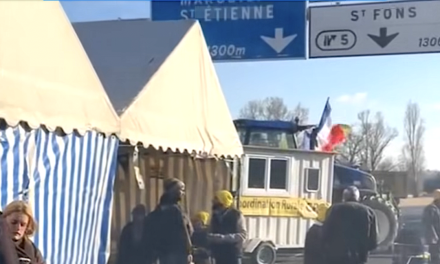 L’entrée Sud de Lyon paralysée : les agriculteurs de la Coordination Rurale campent sur la M7  et comptent bien « durer… »