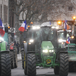 Agriculteurs en colère : 20 tracteurs investissent Vienne et stationnent devant la sous-préfecture ; 5ème jour de blocage sur la M7