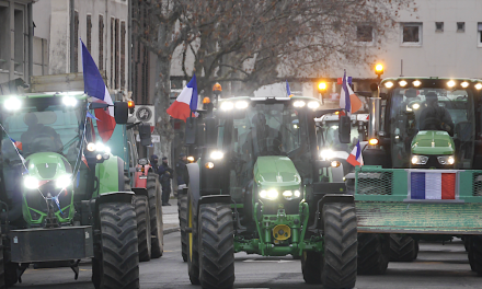 Agriculteurs en colère : 20 tracteurs investissent Vienne et stationnent devant la sous-préfecture ; 5ème jour de blocage sur la M7