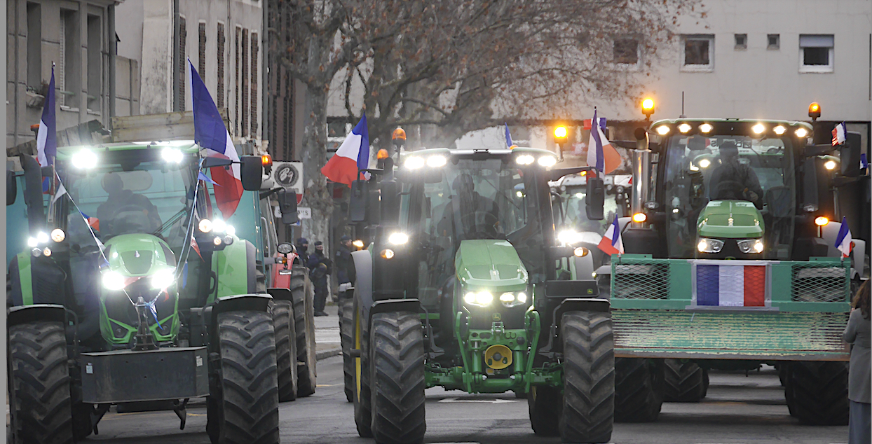 Agriculteurs en colère : 20 tracteurs investissent Vienne et stationnent devant la sous-préfecture ; 5ème jour de blocage sur la M7