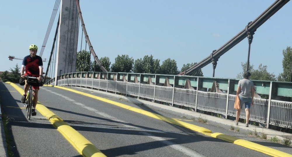 Pont de Condrieu : les travaux ont repris pour soulager le système de suspension de l’ouvrage