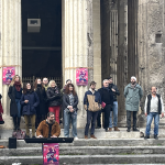 Pour annoncer les 3 représentations le week-end prochain au Manège :  » l’opéra du bonheur » s’est déplacé ce samedi matin sur le marché