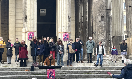 Pour annoncer les 3 représentations le week-end prochain au Manège :  » l’opéra du bonheur » s’est déplacé ce samedi matin sur le marché