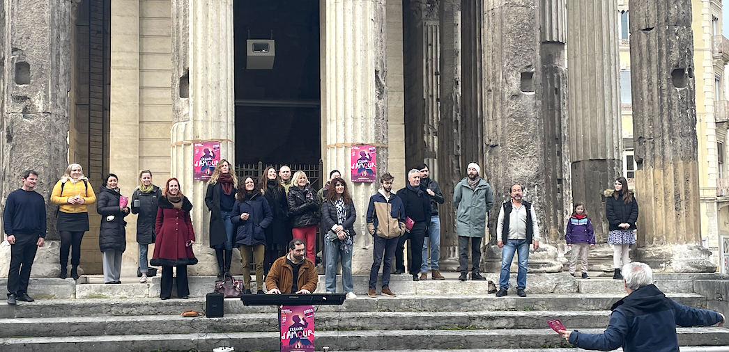 Pour annoncer les 3 représentations le week-end prochain au Manège :  » l’opéra du bonheur » s’est déplacé ce samedi matin sur le marché