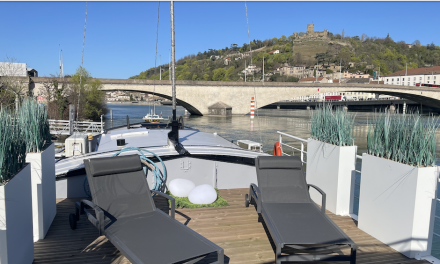 Un couple se lance dans l’aventure : bientôt, deux péniches avec chambres à louer à Sainte-Colombe…