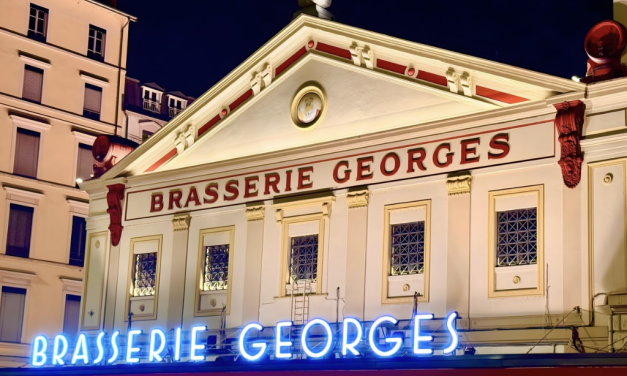   Pour ses 190 ans, la Brasserie Georges à Lyon met en vente de la vaisselle logotée… en quantité…