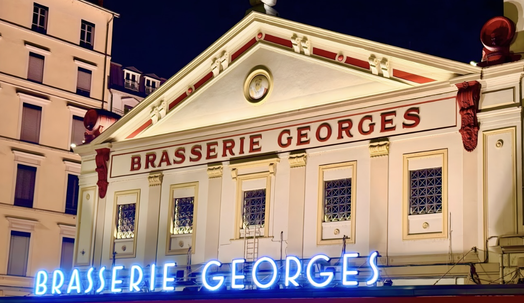   Pour ses 190 ans, la Brasserie Georges à Lyon met en vente de la vaisselle logotée… en quantité…