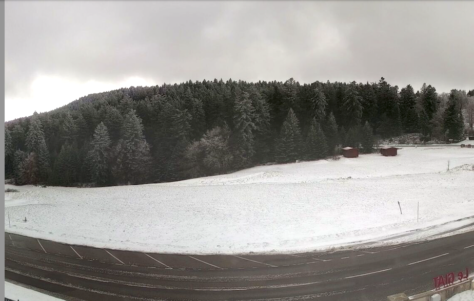Quelques centimètres de neige sont tombés sur le Pilat, mais pas (encore ?) de quoi skier…