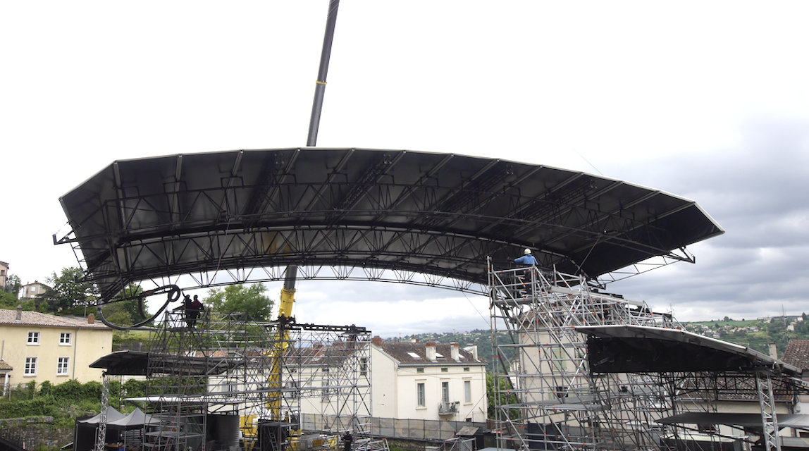 Viennoiseries-Bientôt, pose des 8 tonnes de la scène du Festival de Jazz ; Opération « bouchons » au Lions Club ; et un abonnement spécial pour le stationnement des 2 roues