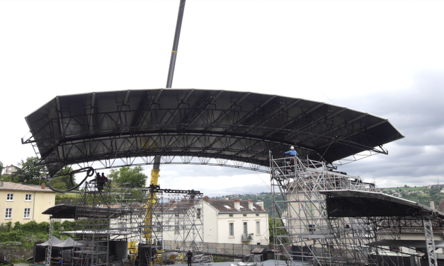 Viennoiseries-Bientôt, pose des 8 tonnes de la scène du Festival de Jazz ; Opération « bouchons » au Lions Club ; et un abonnement spécial pour le stationnement des 2 roues