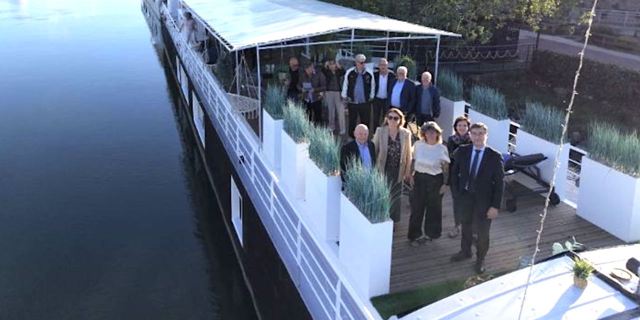 Quatre chambres/cabines sur l’eau : la péniche-hôtel Mya’More inaugurée à Sainte-Colombe