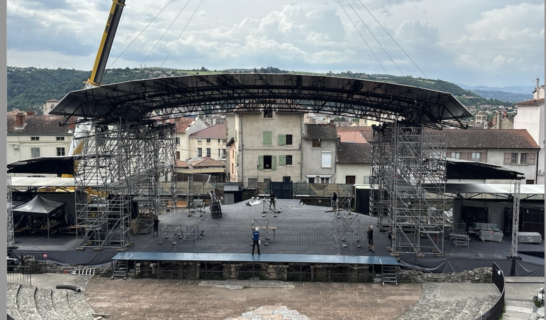 Un symbole fort : la scène de 9 tonnes du théâtre antique de Vienne posée le jour du Jazz Day