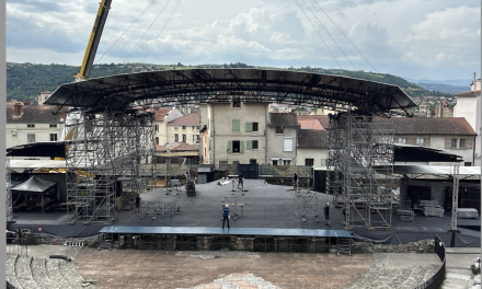 Un symbole fort : la scène de 9 tonnes du théâtre antique de Vienne posée le jour du Jazz Day