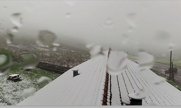 Légère couche de neige cette nuit sur le Pilat : vigilance aux orages, mais aussi neige et verglas à nouveau activée  aujourd&rsquo;hui vendredi dans l’Isère et départements alentours