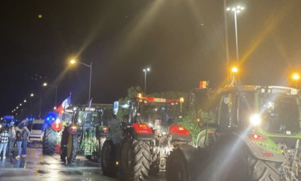 Agriculteurs en colère-Après avoir versé le contenu des bennes au rond-point devant le dépôt de Feyzin, les « Agris de l’A7 » et la Coordination Rurale reçus par la Préfète à 11 h