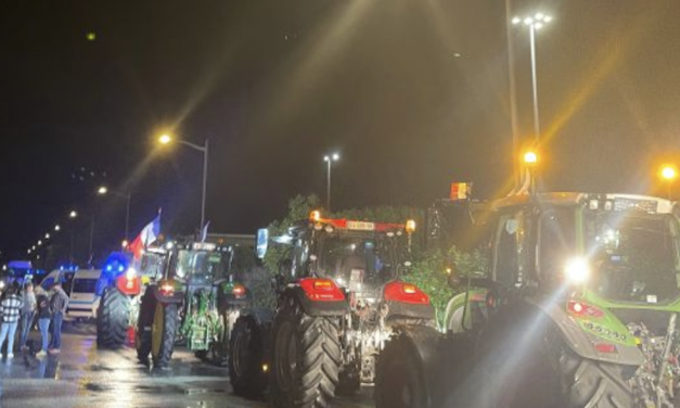 Agriculteurs en colère-Après avoir versé le contenu des bennes au rond-point devant le dépôt de Feyzin, les « Agris de l’A7 » et la Coordination Rurale reçus par la Préfète à 11 h