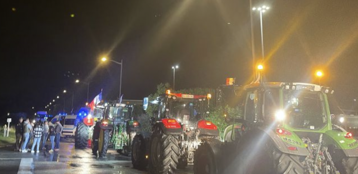 Agriculteurs en colère-Après avoir versé le contenu des bennes au rond-point devant le dépôt de Feyzin, les « Agris de l’A7 » et la Coordination Rurale reçus par la Préfète à 11 h