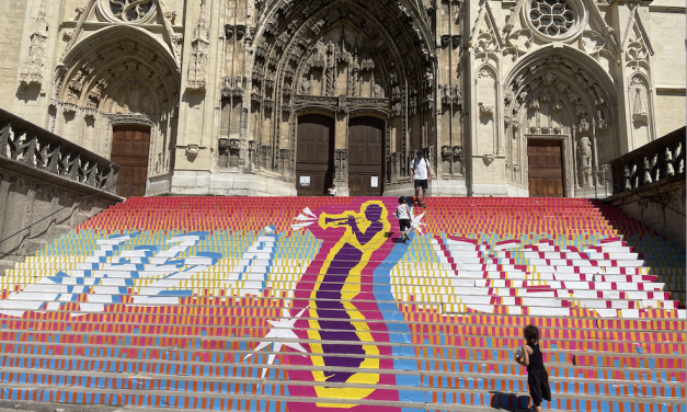 Viennoiseries-Les contremarches de la cathédrale  habillées pour Jazz à Vienne ; un nouveau parc-relais en début d’année prochaine et attention aux frais supplémentaires  sur l’appli « Easy Park »
