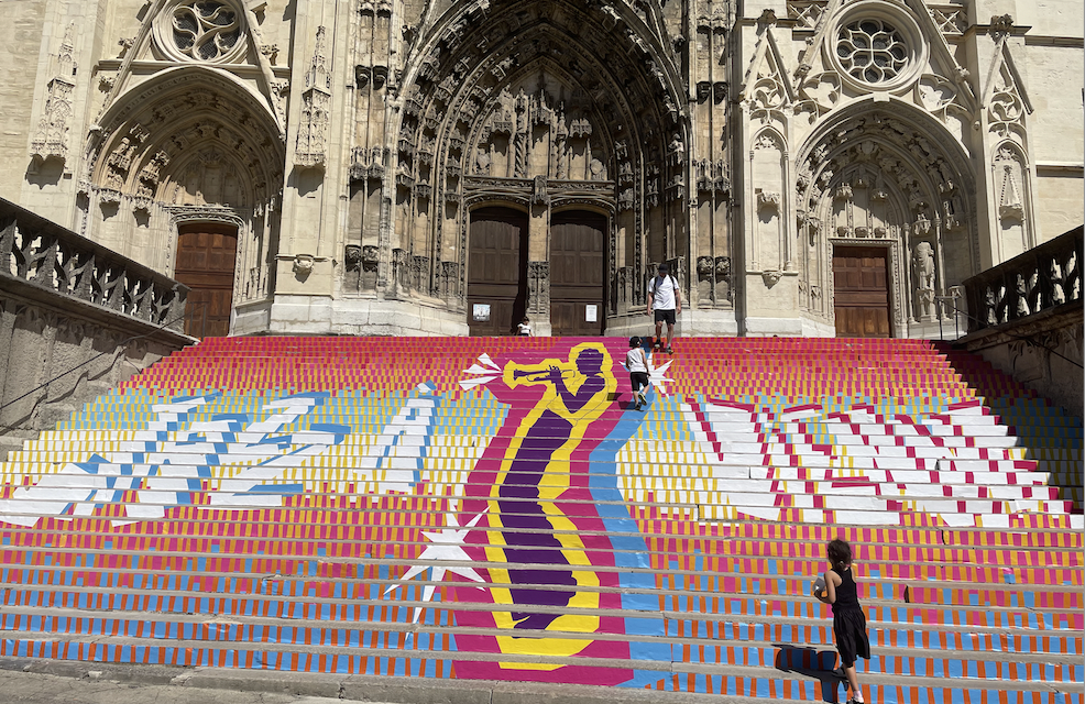 Viennoiseries-Les contremarches de la cathédrale  habillées pour Jazz à Vienne ; un nouveau parc-relais en début d’année prochaine et attention aux frais supplémentaires  sur l’appli « Easy Park »