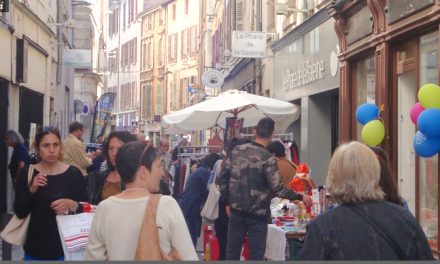 Elle avait drainé 17 000 personnes en 2025 : la braderie « 2J+1 » organisée  par Vienne Atout Commerce aura lieu du 5 au 7 juin