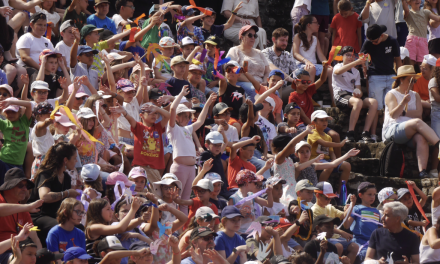 Canicule-construite autour d’un conte, la création Jeune Public de Jazz à Vienne avec 9 000 scolaires sur les gradins du théâtre antique aura bien lieu lundi et mardi, mais  avec des aménagements