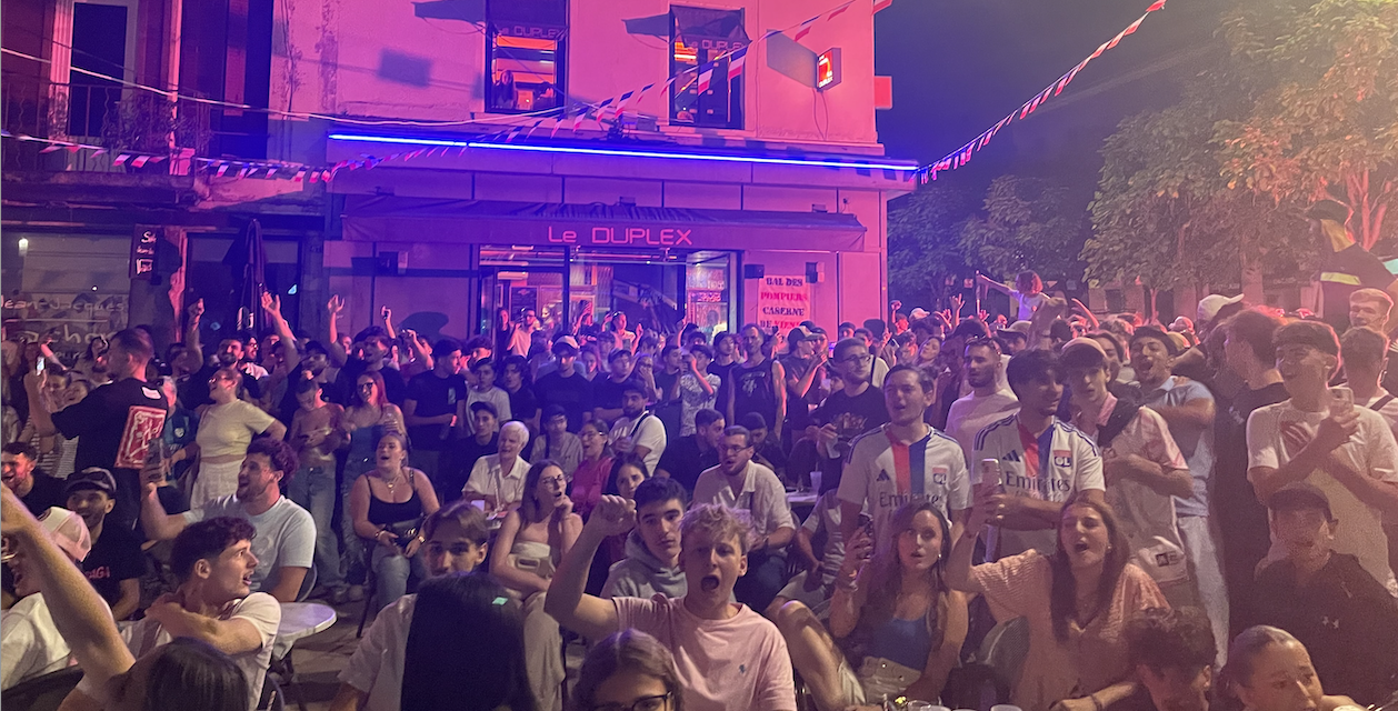 Coupe du Monde de Foot-Plus de 500 supporters en liesse dans la Fan Zone du Cours Brillier : une si longue attente, mais Mbappé…