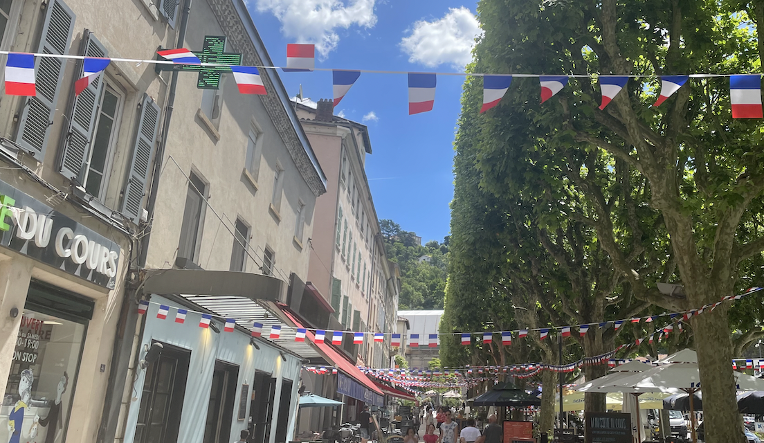 Coupe du Monde de Foot : ça y est, le cours Brillier à Vienne  en configuration « Fan Zone », tandis que le Klub réouvre, mais en version sportive…