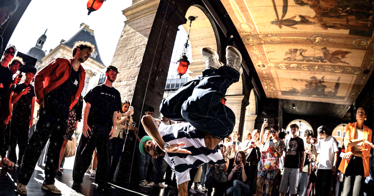 De retour après de nombreuses années d’absence : la danse hip-hop retrouve grâce sur le parvis de l’Opéra de Lyon