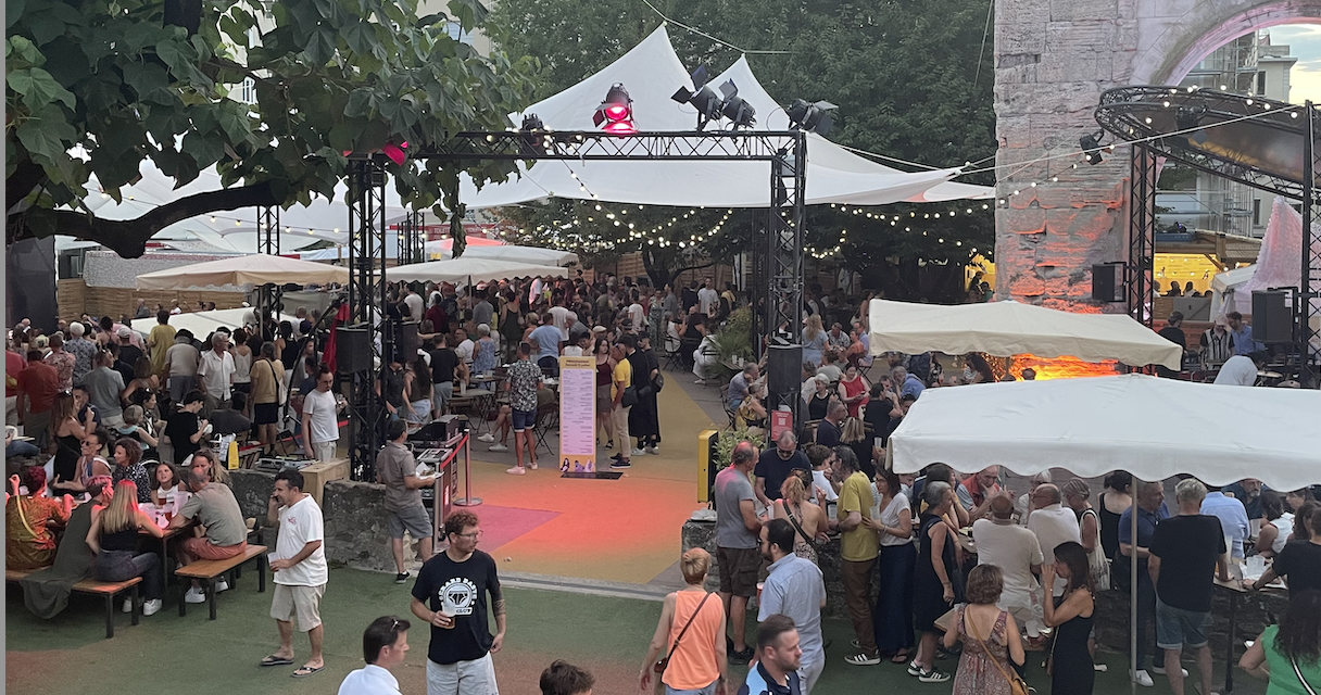 Jazz à Vienne a bien tenu le choc de la canicule : recul de la fréquentation de 5,4 % cette année avec un  public moindre à Cybèle