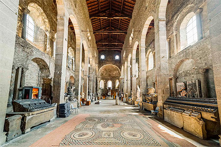 L’église Saint-Pierre à Vienne est l’une des plus anciennes églises de France : l’un  de ses murs date du …4ème siècle