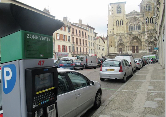 Stationnement gratuit sur les places vertes en août à Vienne, mais les places rouges restent payantes